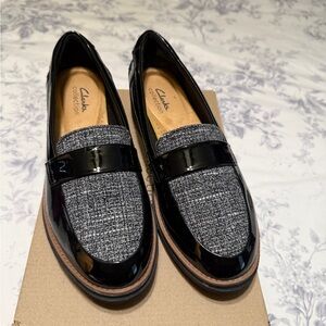 Clarks Women's Black and Gray Flats